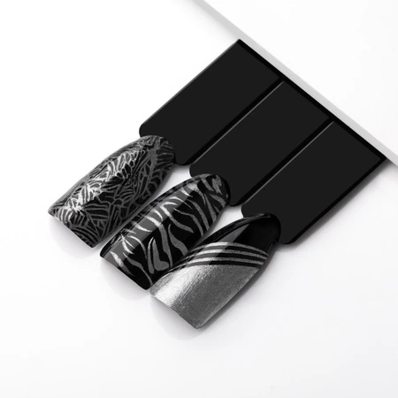 dłoń trzymająca pędzelki do nail artu