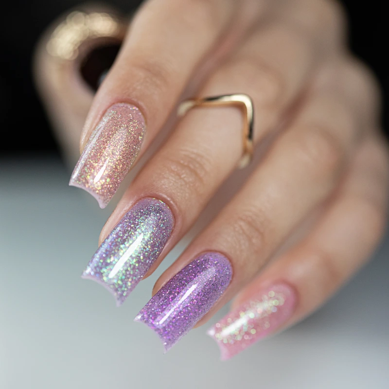 Pastelowy manicure z brokatem w różowych i fioletowych odcieniach