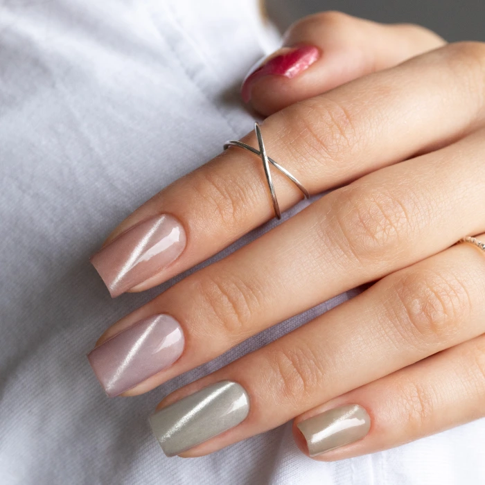Paznokcie Cat Eye w odcieniach nude i srebra