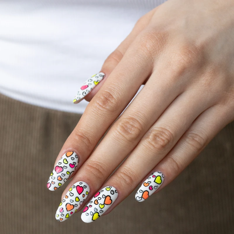 Colorful Heart Nail Art na migdałkach z neonowymi sercami i białą bazą