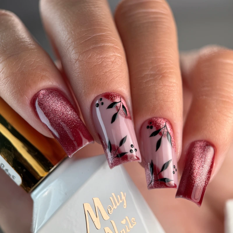 Ongles rouges velvet cat eye avec détails végétaux sur base transparente