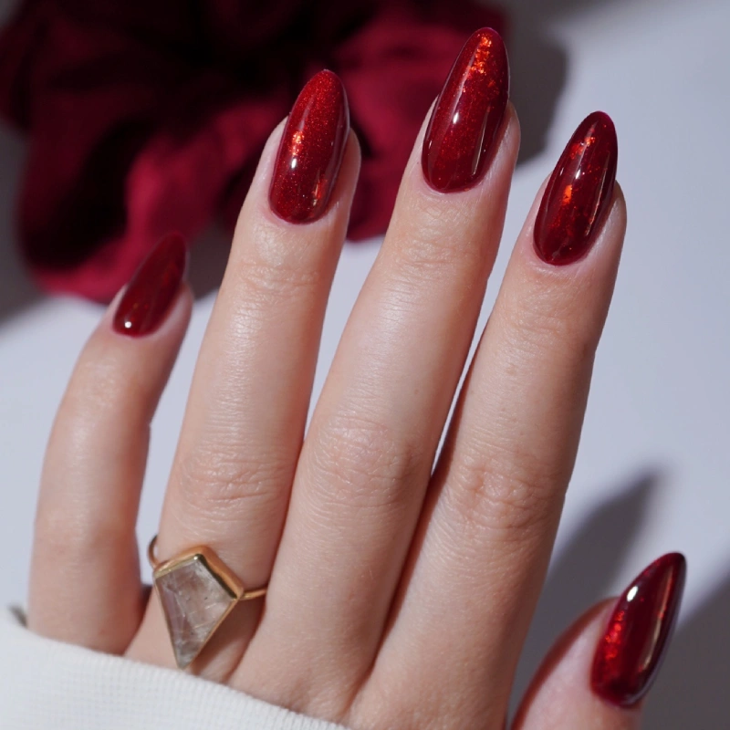 Ongles rouges avec effet scintillant et fines particules