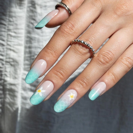 Miętowe wiosenne paznokcie w stylu Daisy Nails z efektem blooming i motywem stokrotek