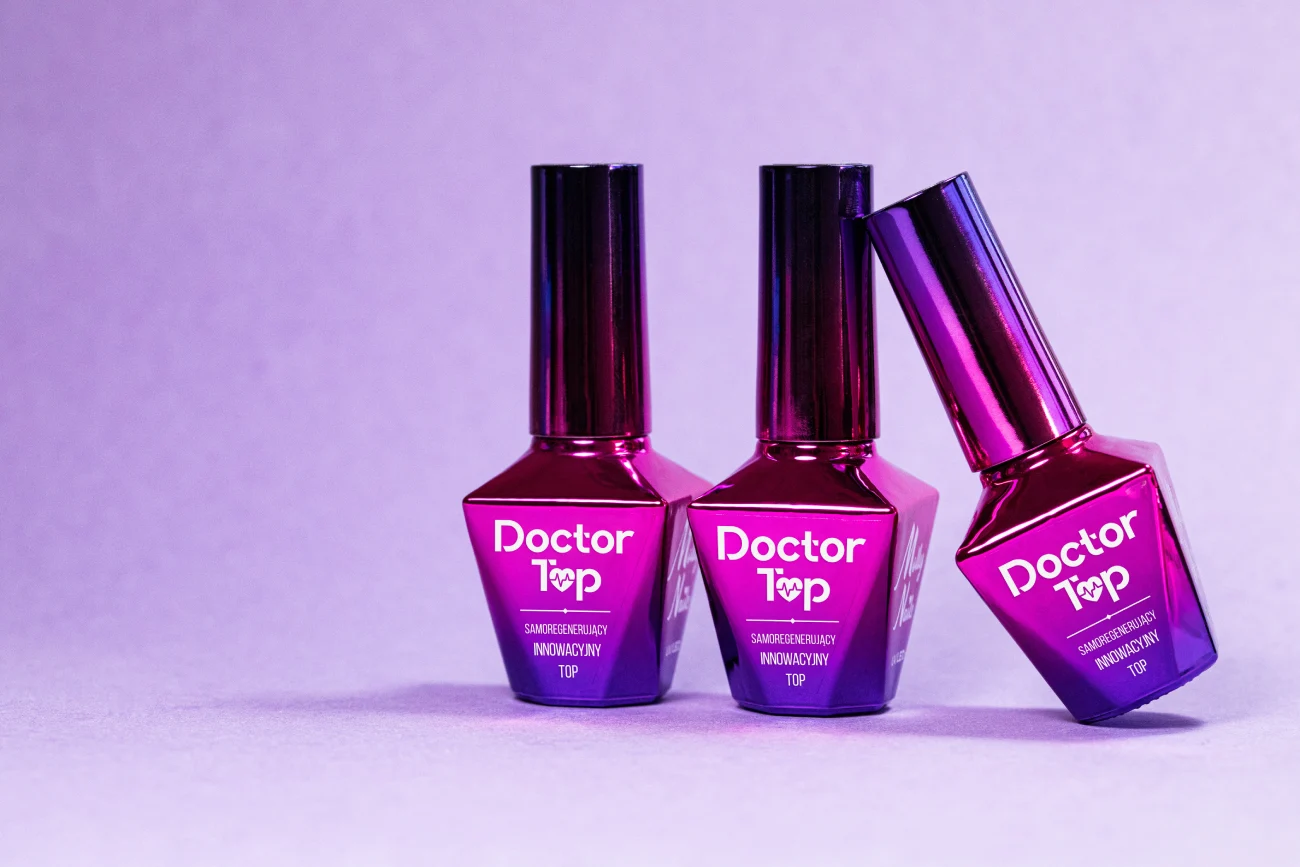 Produkty Molly Nails w fioletowym, studyjnym świetle