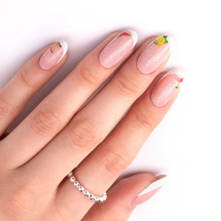 Różowe paznokcie z owocowym nail artem i białym frenchem