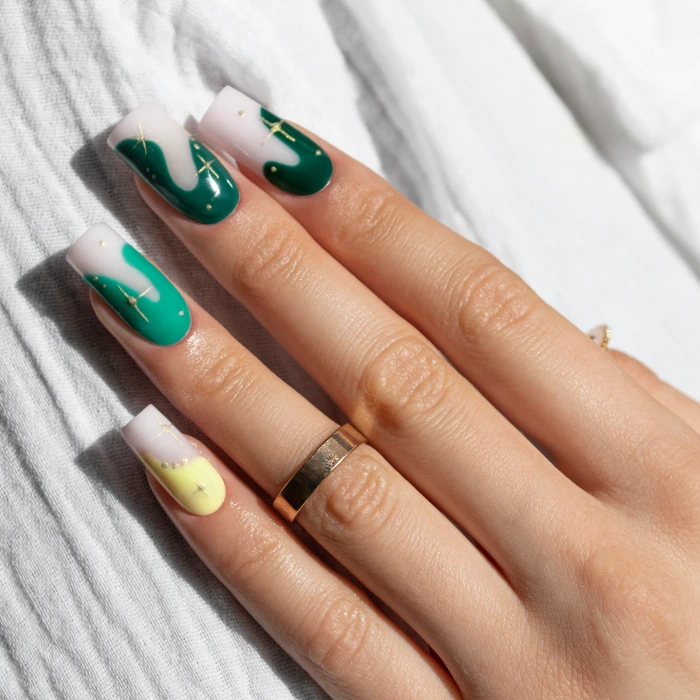 Green abstract nail art na długich kwadratowych paznokciach ze złotymi liniami