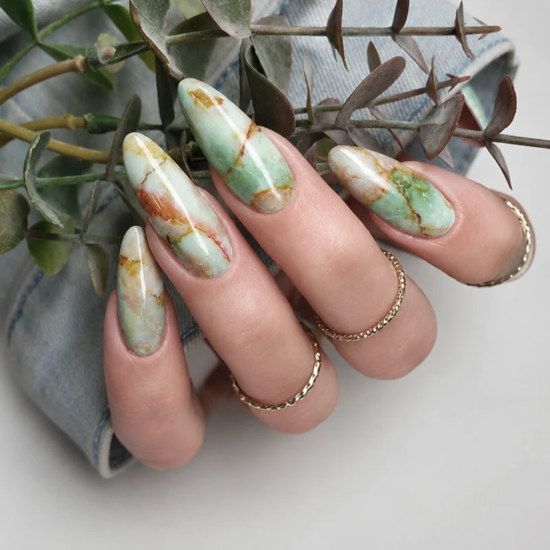 Green Onyx Marble Nails na długich migdałkach z efektem naturalnego kamienia