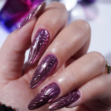 fioletowy manicure ze zdobieniami 3d