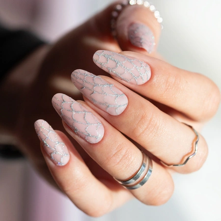 Mermaid Nails na długich migdałkach z efektem srebrnych łusek