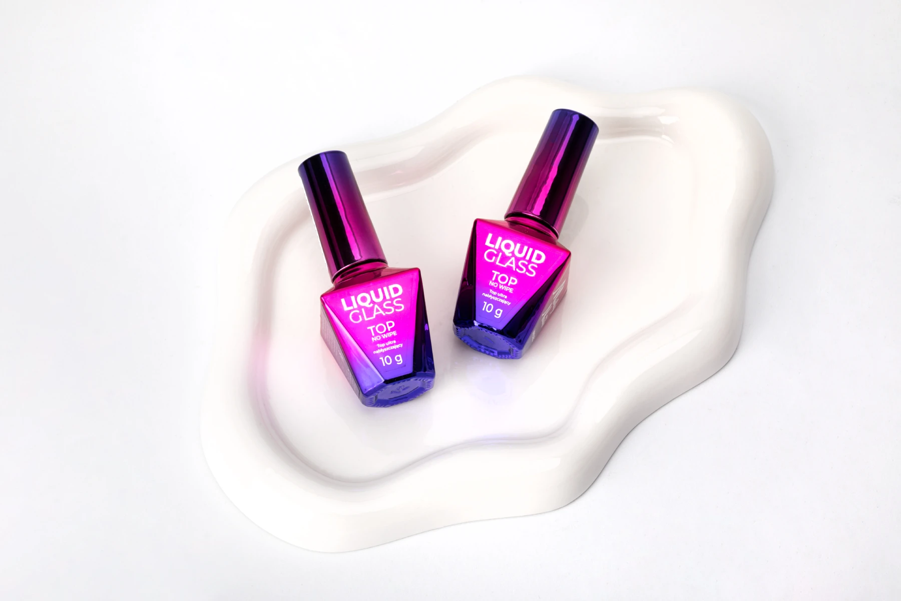 Produkty Molly Nails na jasnym tle