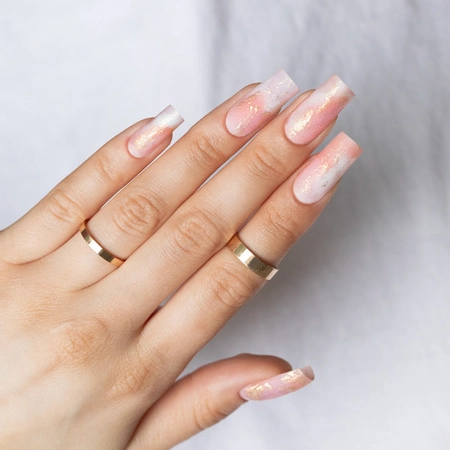 Jasne mlecznobiałe paznokcie ombre z subtelnym połyskiem wykonane żelem One Drop Tixology Silky White Molly Nails