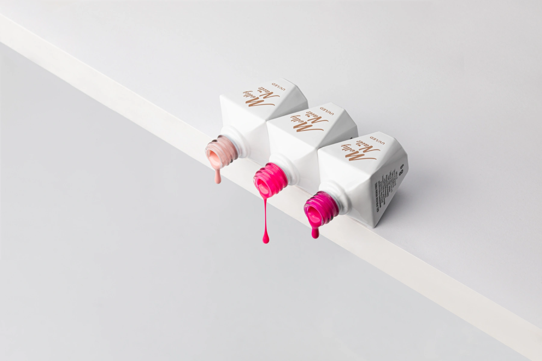 Lakiery Molly Nails na białym, studyjnym tle