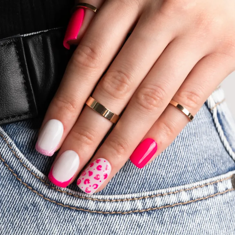 Neonoworóżowy i biały manicure z french oraz zdobieniem w panterkę