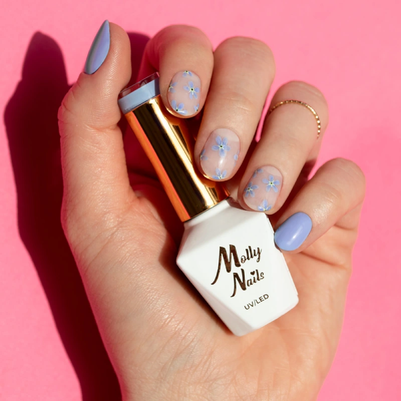 Pastelowy błękitny manicure z delikatnymi kwiatami na różowym tle i lakierem Molly Nails