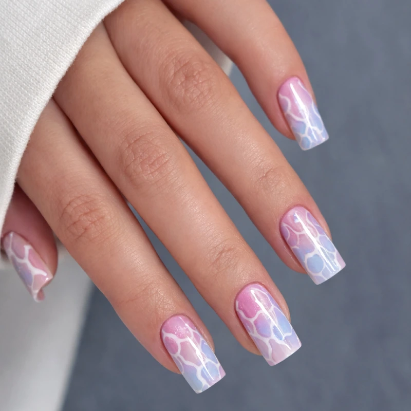 Pastel Giraffe Print na kwadratowych paznokciach z różowo-niebieskim ombre