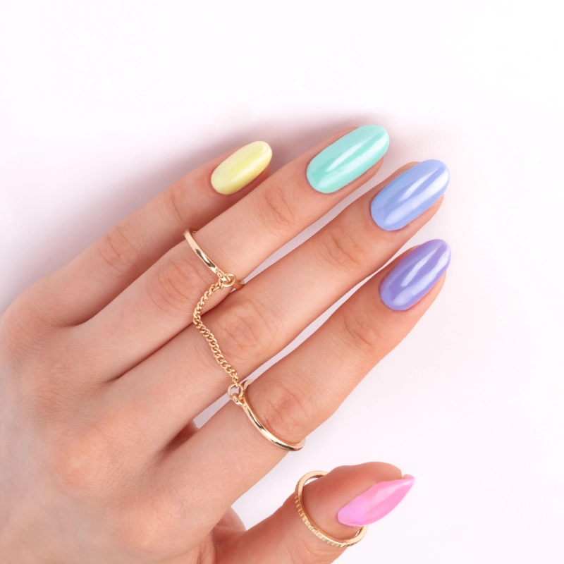 Pastelowe skittle nails z efektem glazed w odcieniach różu, fioletu, błękitu i mięty