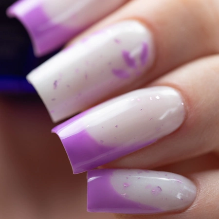Fioletowe wiosenne paznokcie w stylu Pastel Wash z mleczną bazą i metalicznymi płatkami