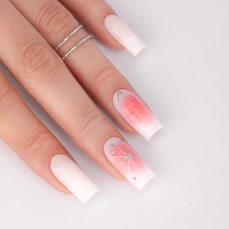 Pink ombre na długich kwadratowych paznokciach z motywem starburst i cyrkoniami
