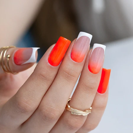 Neonowe paznokcie ombre z białym frenchem – letni manicure w pomarańczowym kolorze