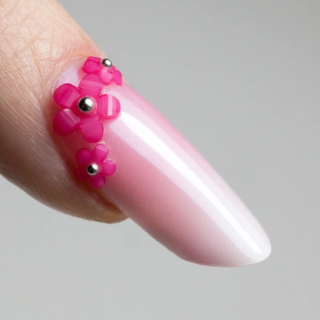różowy manicure z kwiatkiem