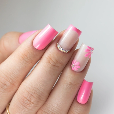 Różowy french manicure z kwiatowymi zdobieniami wykonany lakierem Flamingo Garden with Flowers Molly Nails