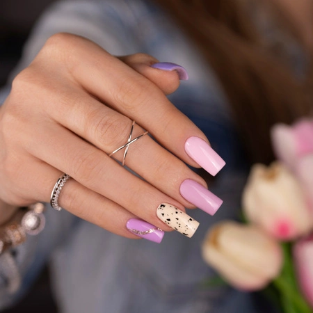 Różowe paznokcie w stylu soft spring manicure z nakrapianym akcentem