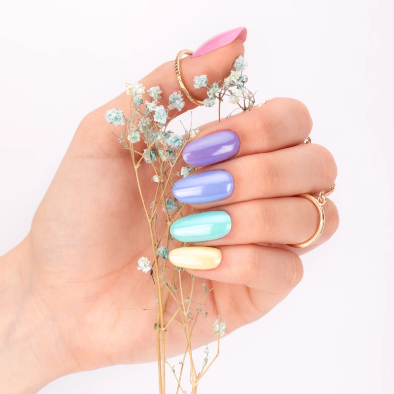 Pastelowy manicure na wiosnę z efektem skittle