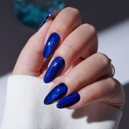 Intense emerald green nails