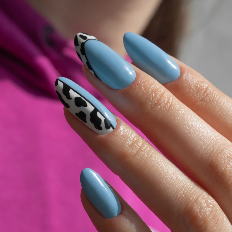 Manicure Tiffany Blue z motywem cow print na migdałkach