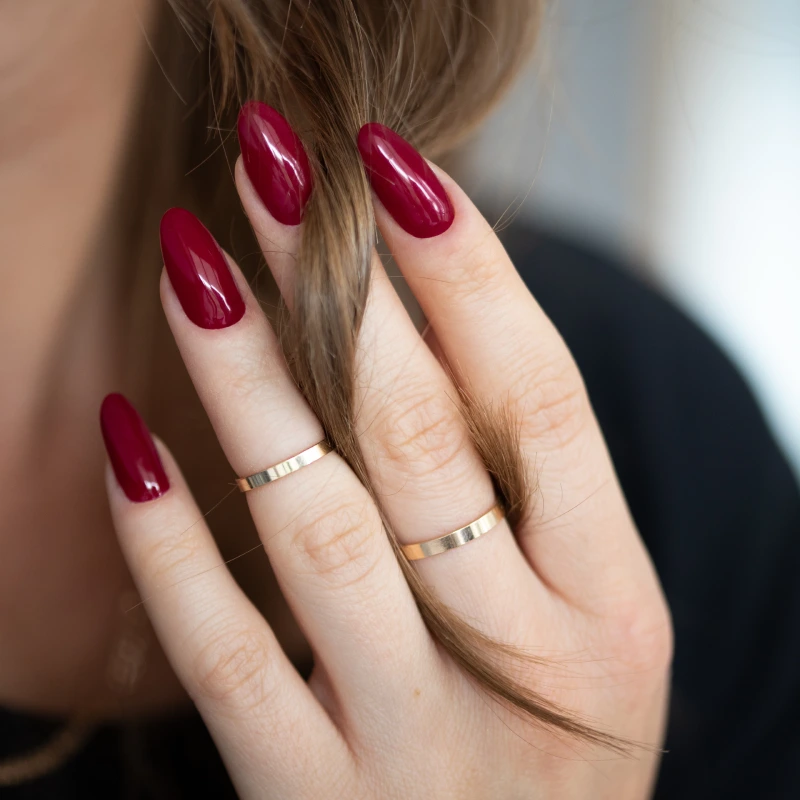 Ongles rouge cerise brillants