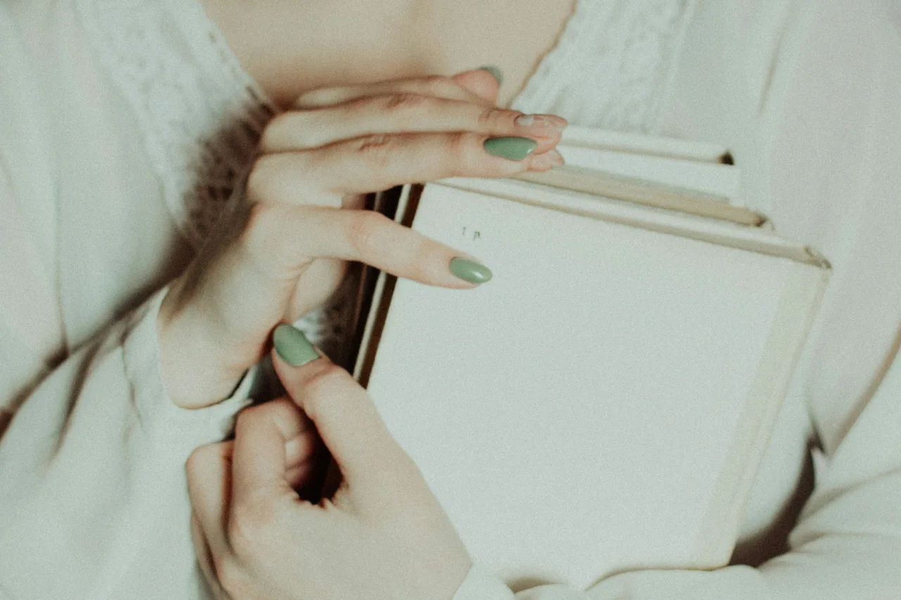 manicure hybrydowy do biura
