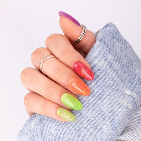  manicure z różnymi paznokciami na lato