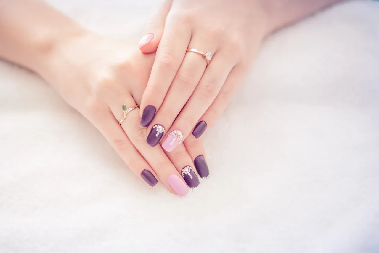 manicure-ze-zdobieniami
