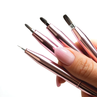 dłoń trzymająca pędzelki do zdobień MollyNails