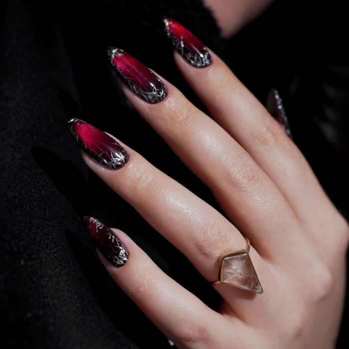stylizacja paznokci red aura nails ze srebrnymi akcentami