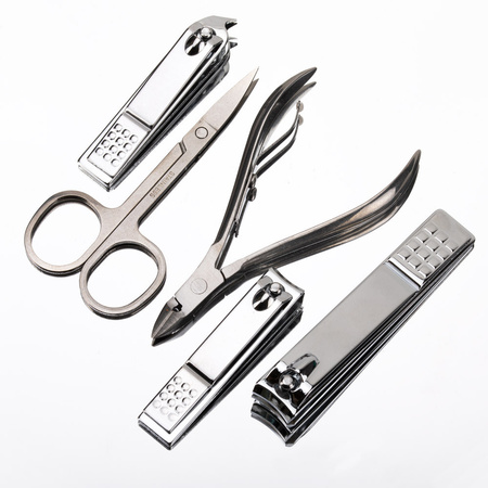 Set de 15 accesorios de belleza para manicura, pedicura y tratamientos faciales en un estuche negro y marrón - CC045