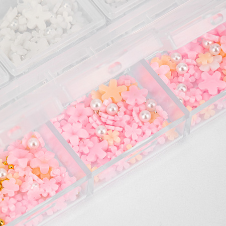 Schmuckkästchen mit Acrylblümchen in verschiedenen Farben, ca. 180 Stück