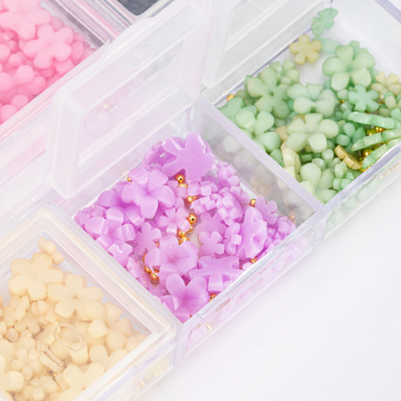 Kasetka z ozdobami akrylowe kwiatki Molly Nails mix kolorów Nr 1 ok. 300 sztuk