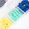 Kasetka z ozdobami akrylowe kwiatki Molly Nails mix kolorów Nr 2 ok. 300 sztuk