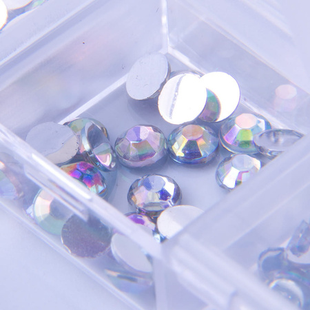 Assortiment de strass irisés dans une boîte d'environ 1 000 pièces