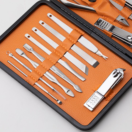 Set de 15 accesorios de belleza para manicura, pedicura y tratamientos faciales en un estuche negro y marrón - CC045