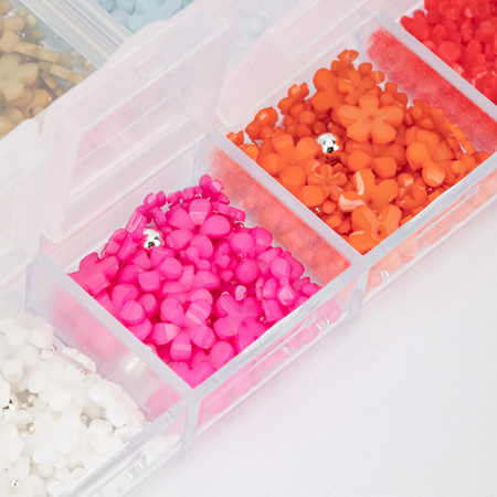 Kasetka z ozdobami akrylowe kwiatki Molly Nails mix kolorów Nr 2 ok. 300 sztuk