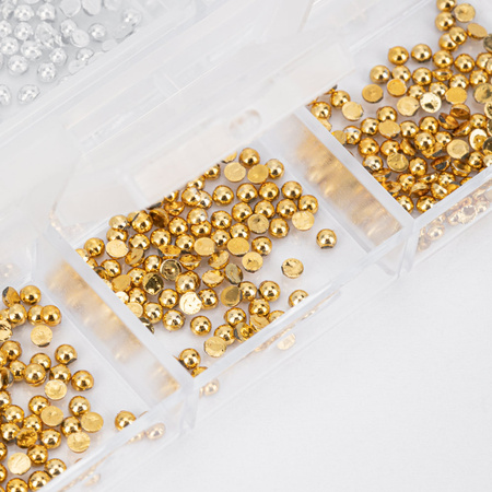 Boîte à bijoux avec clous décoratifs, mélange de couleurs